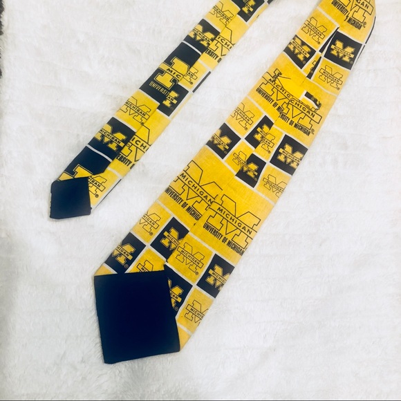 🏈MENS U OF MICHIGAN COTTON TIE - Picture 4 of 5